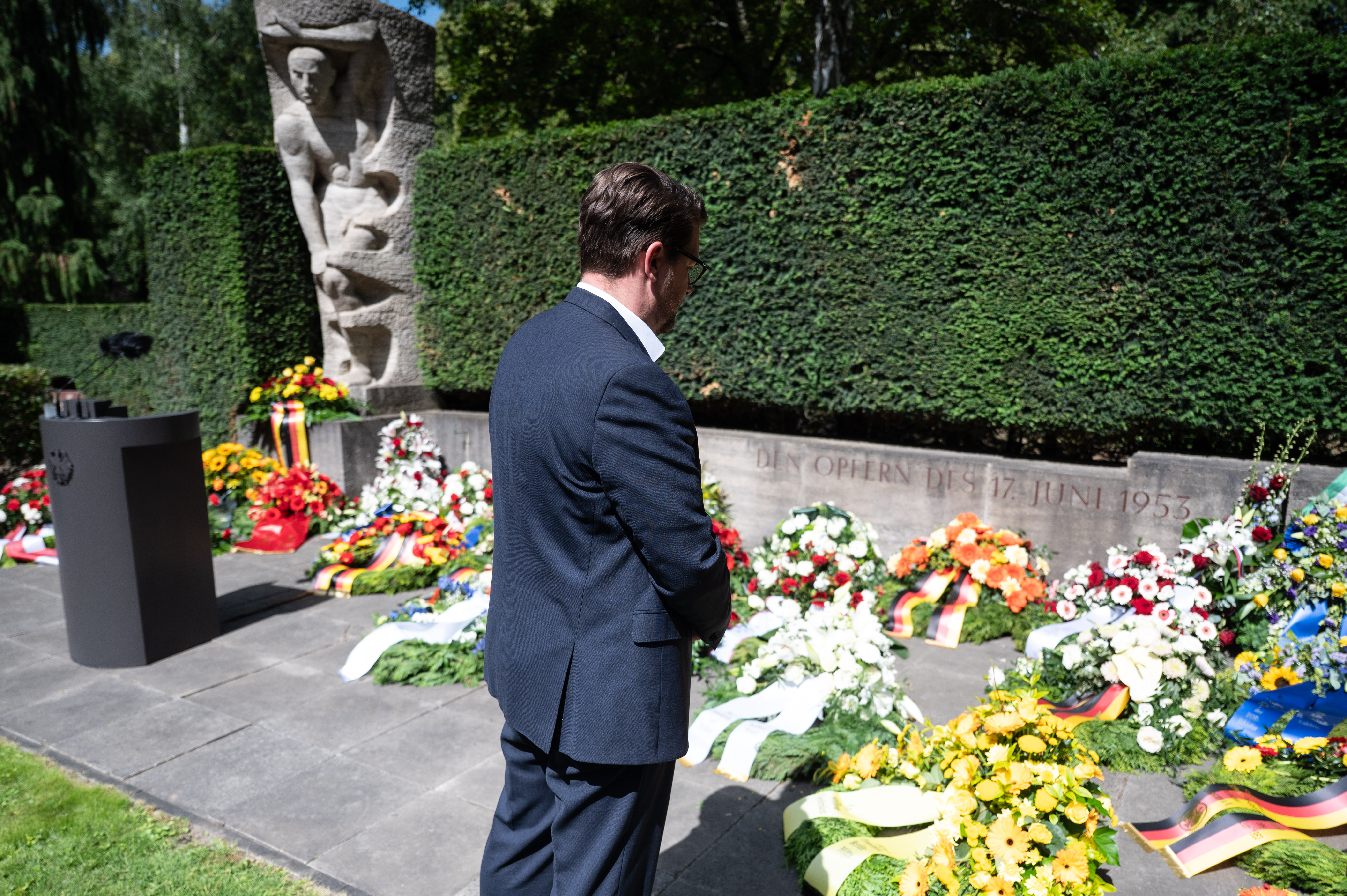 Bastian Roet bei Kranzniederlegung